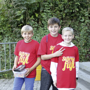 Kinder verkaufen Lose an der Gewerbeausstellung in Beromünster