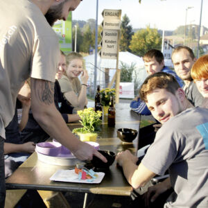 Mitarbeiter machen Pause an der Gewerbeausstellung in Beromünster