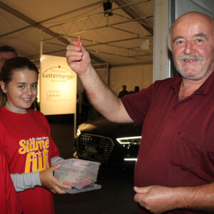 Kinder verkaufen Lose an der Gewerbeausstellung Stärne Füfi in Beromünster