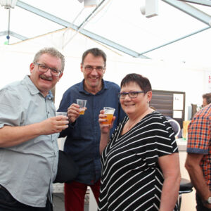 Anstossen an der Gewerbeausstellung Stärne füfi in Beromünster
