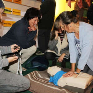 Frau lernt Herzmassage an der Gewerbeausstellung Stärne füfi in Beromünster