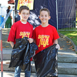 Kinder sammeln Abfall an der Gewerbeausstellung Stärne füfi in Beromünster