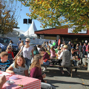 Viele Gäste geniessen die Sonne und ein Kafi an der Gewerbeausstellung in Beromünster