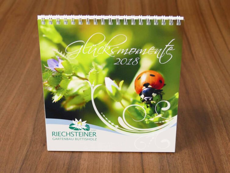 Produkte, Kalender, Tischkalender, Tischstellkalender, Calender, Calendar, Fotokalender, WIRO, Ringbindung, Datum, Wandkalender, Jahreskalender, Schreibtischkalender, Schreibtischunterlage, Offsetdruck, Digitaldruck, Schlitzen, Stanzen, Wallimann Druck und Verlag AG, Beromünster Druckerei, Luzern, Sursee, Michelsamt
