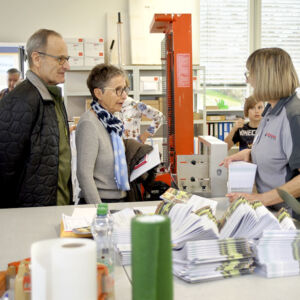 Margrit Rinert, Printmedienverarbeiterin im Gespräch mit Besucher.