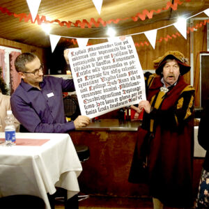 Ludwig Suter und Adrian Polesel überreichen ein Text gebührend der Wallimann Druck und Verlag AG.