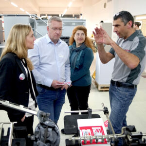Daniel Arnold erklärt die Maschine Heidelberger, welche die Stanzung vornimmt.