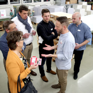 Valentin Schuler führt die Gäste durch den Betrieb von Wallimann Druck und Verlag AG.
