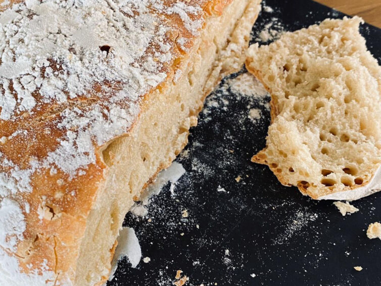 Knuspriges Brot von der Ferren Mühle mit selber produziertem Mehl.