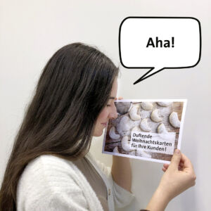 Ramona Troxler richt an der Duftkarte von Wallimann Druck und Verlag AG.