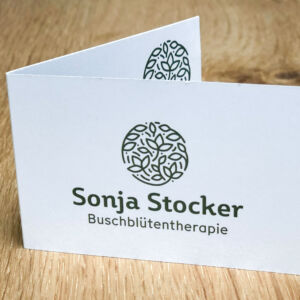 Klappvisitenkarte mit dem Logo von Sonja Stocker Buschblütentherapie.
