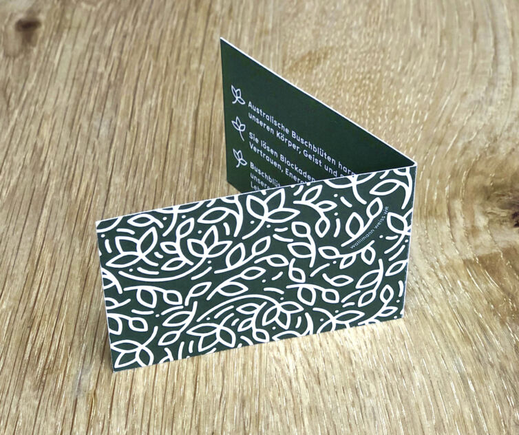 Klappvisitenkarte mit Blütenmuster von Buschblüthentherapie