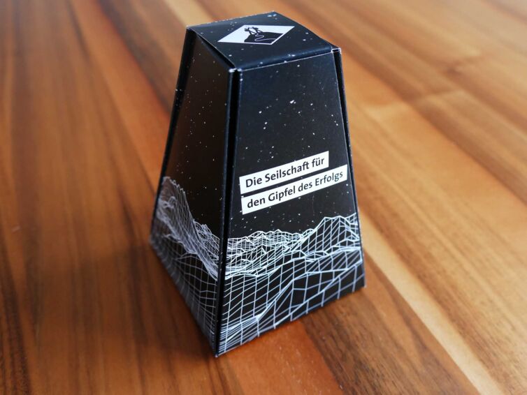 Verpackung in Zylinderform für Schockolade mit der Gestaltung Wandern.