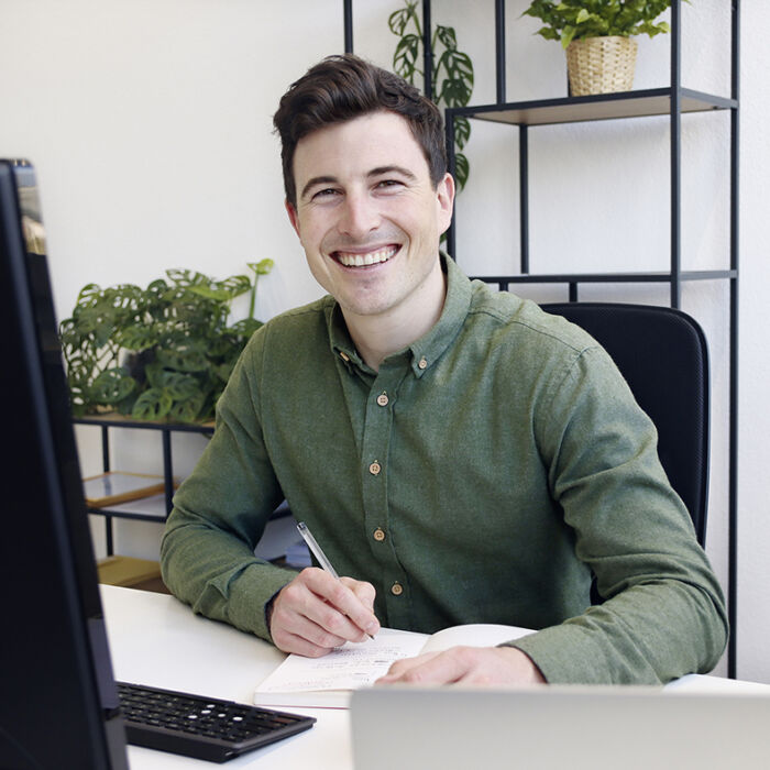 Jonas_Elmiger_Leiter_Kreation_am_Arbeitsplatz